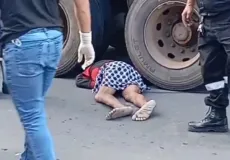 Andarilho morre atropelado por caçamba na principal via de Itamaraju