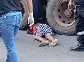 Andarilho morre atropelado por caçamba na principal via de Itamaraju