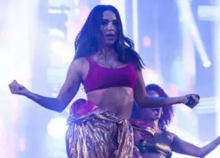 Anitta interrompe show no CE após estrutura de palco cair