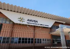 Anvisa proíbe comercialização de medicamentos e complemento alimentar