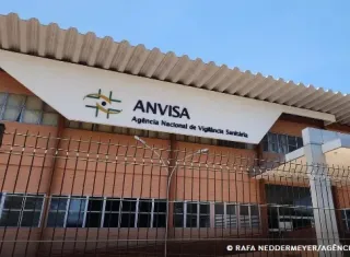 Anvisa proíbe comercialização de medicamentos e complemento alimentar
