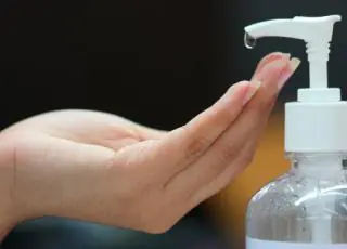 Anvisa publica lista com produtos que podem substituir o álcool 70%