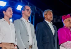 Ao lado do governador, prefeito Marcelo Belitardo e primeira dama Penélope participa da posse do novo bispo de Teixeira de Freitas.