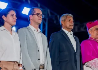 Ao lado do governador, prefeito Marcelo Belitardo e primeira dama Penélope participa da posse do novo bispo de Teixeira de Freitas.