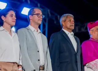 Ao lado do governador, prefeito Marcelo Belitardo e primeira dama Penélope participa da posse do novo bispo de Teixeira de Freitas.