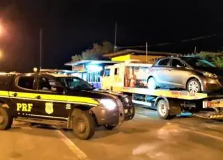 Após 8 Km de fuga, PRF recupera veículo roubado e prende dupla de criminosos