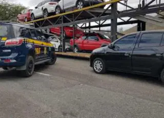 Após abordagem a caminhão cegonha, PRF encontra veículo furtado de locadora no compartimento de carga