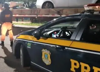 Após abordagem a caminhão, PRF encontra veículo roubado no compartimento de carga