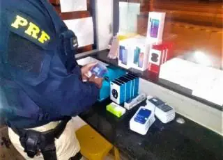 Após abordagem a caminhonete, PRF apreende celulares e eletrônicos sem documentação fiscal em Eunápolis
