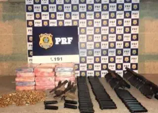 Após abordagem, PRF apreende na cabine de caminhão dezenas de pistolas, carregadores, 2.000 munições e quase 50 Kg de crack; casal foi preso