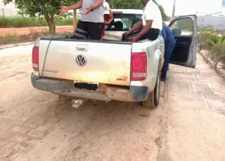 Após abordagem, PRF flagra motorista realizando transporte irregular de passageiros em compartimento de carga em Teixeira de Freitas