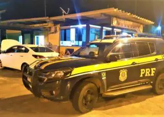 Após avançar sinal vermelho, PRF e PM descobrem que motorista transitava com carro clonado