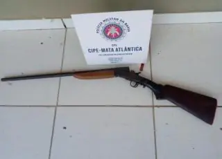 Após denúncia, polícia apreende arma de fogo e munição no Prado