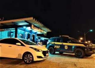 Após flagrar carro com excesso de passageiros, PRF recupera Hb20 roubado e prende motorista por receptação, em Eunápolis
