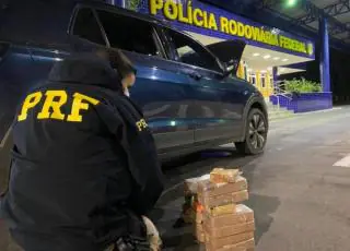 Após fuga, PRF apreende crack e cocaína dentro de carro