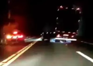 Após provocar dois acidentes e ‘furar’ bloqueios, PRF prende caminhoneiro dirigindo de forma perigosa; veja vídeo