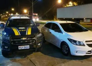 Após tentativa de fuga em Eunápolis, PRF prende condutor e recupera veículo fruto de golpe em locadora