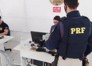 PRF apreende arsenal bélico escondido em porta-malas de Corolla em Porto Seguro