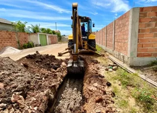 Após urbanização e luz elétrica, Prefeitura está levando Água da EMBASA ao bairro 1º de Maio em Mucuri