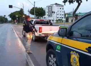 Aposentado é preso por dirigir alcoolizado, desacatar e ameaçar equipe da PRF na BR 101; assista