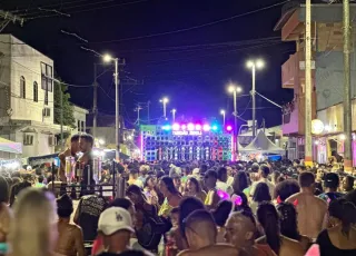 Arena Praia da Barra ficou lotada de foliões neste domingo (15) para curtir o terceiro dia do Carnaval Mucuri 2026