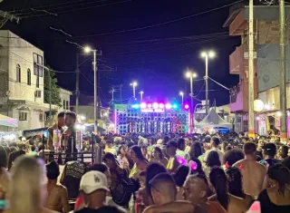 Arena Praia da Barra ficou lotada de foliões neste domingo (15) para curtir o terceiro dia do Carnaval Mucuri 2026