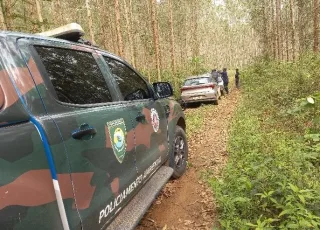 Arma de fogo e motocicleta usadas por caçadores são aprendidas em área de preservação em Eunápolis