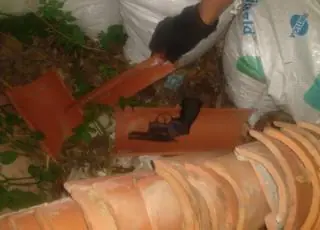 Arma de fogo encontrada embaixo de telhado