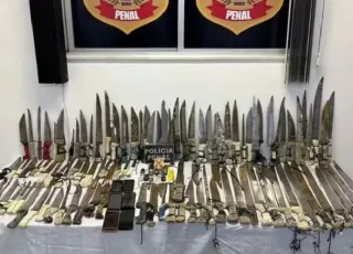 Armas artesanais e objetos ilícitos são apreendidos no Conjunto Penal de Eunápolis após fuga de 16 detentos