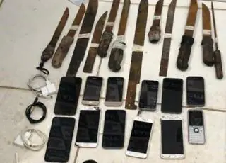 Armas artesanais e vários celulares foram apreendidos no Presídio de Teixeira de Freitas durante revista