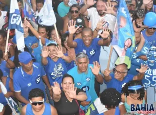 Arrastão Azul: Caminhada da Vitória reúne milhares de apoiadores de Gilvan e Carlão em Prado 