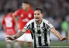 Artur marca golaço e Botafogo vence Estudiantes na Libertadores