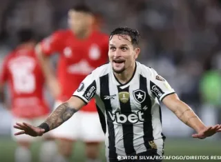 Artur marca golaço e Botafogo vence Estudiantes na Libertadores