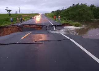 Asfalto cede e BR-418 fica totalmente interditada em Caravelas