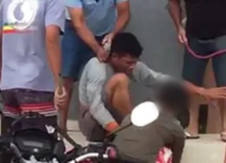Vídeo - Assaltante é agredido e amarrado por populares em Teixeira de Freitas