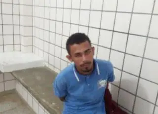 Assaltante é preso pelo PETO empurrando moto roubada no bairro Monte Castelo