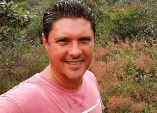 Assaltantes prendem jornalista da TV Bahia no porta malas do carro e coloca fogo