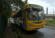 Assalto a ônibus termina com suspeito morto, comparsa preso e dois passageiros baleados em Salvador