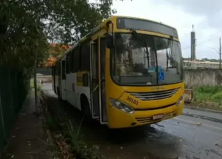 Assalto a ônibus termina com suspeito morto, comparsa preso e dois passageiros baleados em Salvador