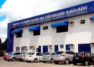 Assalto em barraca de praia termina com a esposa de um policial morta e uma adolescente baleada em Cabrália