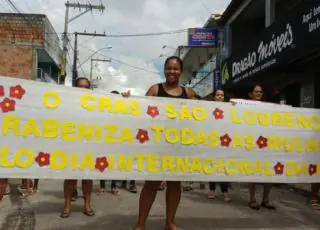 Assistência Social de Teixeira de Freitas faz caminhada em homenagem ao dia da mulher