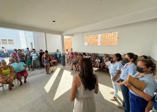Assistência Social: Prefeitura de Medeiros Neto realiza mais um mutirão de entrega de kits para famílias no bairro Uldurico Pinto