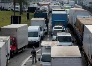 Associação de caminhoneiros convoca paralisação nesta terça