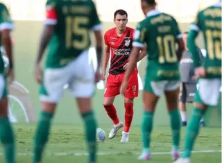 Athletico-PR faz 2 a 0 no Palmeiras e retoma liderança do Brasileirão
