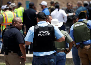 Atirador invade escola, mata 14 crianças e professora  no Texas