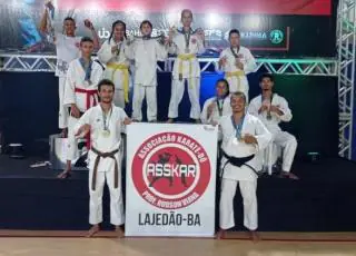 Atletas de Lajedão trazem 11 medalhas de disputa estadual de karatê em Feira de Santana