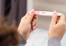 Atraso menstrual: 5 causas além da gravidez e quando procurar um médico