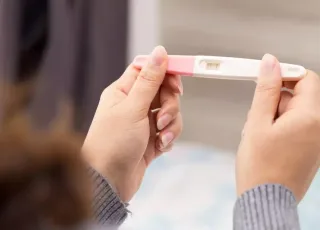 Atraso menstrual: 5 causas além da gravidez e quando procurar um médico
