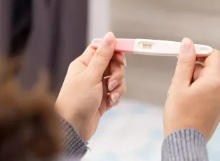Atraso menstrual: 5 causas além da gravidez e quando procurar um médico