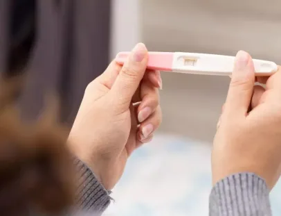 Atraso menstrual: 5 causas além da gravidez e quando procurar um médico